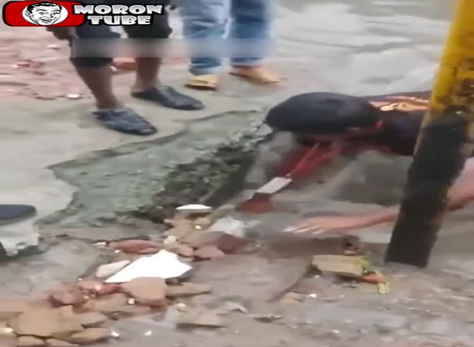 Video :An elderly guy stumbles and tumbles into an open sewer